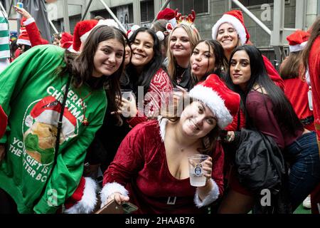 Santa Con NYC, USA. 11th Dez 2021. (Foto von Gabriele Holtermann/Sipa USA) Quelle: SIPA USA/Alamy Live News Stockfoto