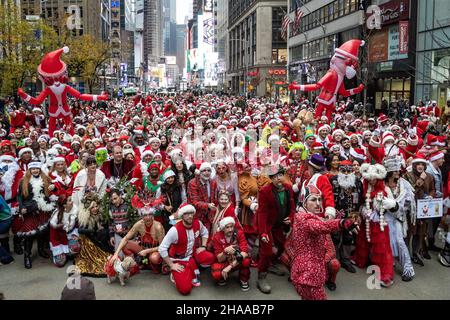 Santa Con NYC, USA. 11th Dez 2021. (Foto von Gabriele Holtermann/Sipa USA) Quelle: SIPA USA/Alamy Live News Stockfoto