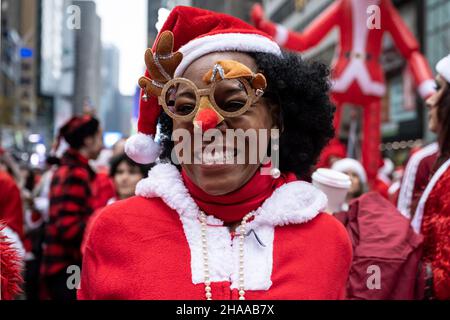 Santa Con NYC, USA. 11th Dez 2021. (Foto von Gabriele Holtermann/Sipa USA) Quelle: SIPA USA/Alamy Live News Stockfoto