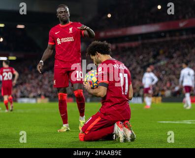 Liverpool, Großbritannien. 11th Dez 2021. Mohamed Salah von Liverpool küsst den Ball, während er sich auf einen Elfmeterstoß während des Spiels der englischen Premier League zwischen Liverpool und Aston Villa am 11. Dezember 2021 in Liverpool, Großbritannien, vorbereitet. Quelle: Str/Xinhua/Alamy Live News Stockfoto