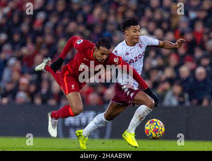 Liverpool, Großbritannien. 11th Dez 2021. Liverpools Joel Matip (L) forderte Ollie Watkins von Aston Villa während des Spiels der englischen Premier League zwischen Liverpool und Aston Villa am 11. Dezember 2021 in Liverpool, Großbritannien, heraus. Quelle: Str/Xinhua/Alamy Live News Stockfoto