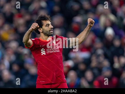 Liverpool, Großbritannien. 11th Dez 2021. Mohamed Salah aus Liverpool feiert, nachdem er beim Spiel der englischen Premier League zwischen Liverpool und Aston Villa in Liverpool, Großbritannien, am 11. Dezember 2021 das einzige Tor des Spiels mit einem Elfmeterstoß erzielt hat. Quelle: Str/Xinhua/Alamy Live News Stockfoto