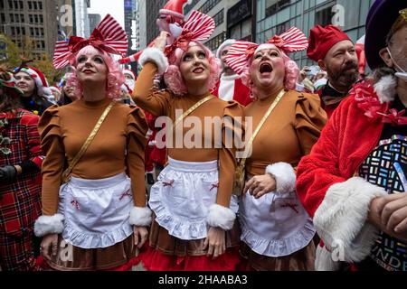 Santa Con NYC, USA. 11th Dez 2021. (Foto von Gabriele Holtermann/Sipa USA) Quelle: SIPA USA/Alamy Live News Stockfoto