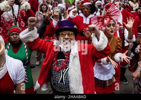 Santa Con NYC, USA. 11th Dez 2021. (Foto von Gabriele Holtermann/Sipa USA) Quelle: SIPA USA/Alamy Live News Stockfoto