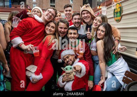 Santa Con NYC, USA. 11th Dez 2021. (Foto von Gabriele Holtermann/Sipa USA) Quelle: SIPA USA/Alamy Live News Stockfoto