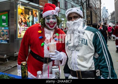 Santa Con NYC, USA. 11th Dez 2021. (Foto von Gabriele Holtermann/Sipa USA) Quelle: SIPA USA/Alamy Live News Stockfoto