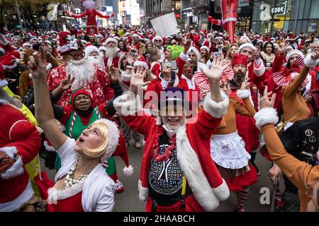 Santa Con NYC, USA. 11th Dez 2021. (Foto von Gabriele Holtermann/Sipa USA) Quelle: SIPA USA/Alamy Live News Stockfoto