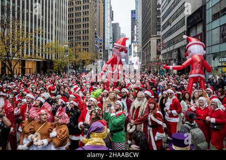 Santa Con NYC, USA. 11th Dez 2021. (Foto von Gabriele Holtermann/Sipa USA) Quelle: SIPA USA/Alamy Live News Stockfoto