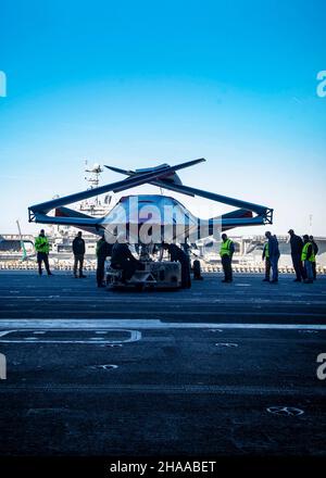 Matrosen und Boeing-Teammitglieder bereiten sich darauf vor, ein unbemanntes Boeing-Flugzeug der MQ-25 an Bord des Flugzeugträgers USS George H.W. in die Hangarbucht zu bringen Buchse (CVN 77). Die MQ-25 wird das weltweit erste operationelle, Carrier-basierte unbemannte Flugzeug sein und ist integraler Bestandteil des zukünftigen Carrier Air Wing (CVW). Es wird eine Luftbetankungskapazität bereitstellen, die die Reichweite, die Einsatzfähigkeit und die Letalität der CVW- und Carrier Strike Group (CSG) erweitert. GHWB bietet der nationalen Kommandobehörde flexible, anpassungsfähige Kriegskampfkapazitäten durch die Trägerstreikgruppe, die maritimes Stabilisierungsthauf beibehält Stockfoto