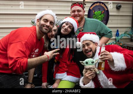 Santa Con NYC, USA. 11th Dez 2021. (Foto von Gabriele Holtermann/Sipa USA) Quelle: SIPA USA/Alamy Live News Stockfoto