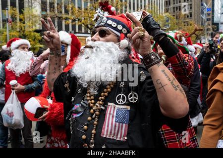 Santa Con NYC, USA. 11th Dez 2021. (Foto von Gabriele Holtermann/Sipa USA) Quelle: SIPA USA/Alamy Live News Stockfoto