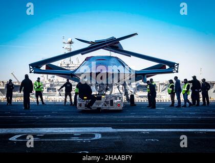 Matrosen und Boeing-Teammitglieder bereiten sich darauf vor, ein unbemanntes Boeing-Flugzeug der MQ-25 an Bord des Flugzeugträgers USS George H.W. in die Hangarbucht zu bringen Buchse (CVN 77). Die MQ-25 wird das weltweit erste operationelle, Carrier-basierte unbemannte Flugzeug sein und ist integraler Bestandteil des zukünftigen Carrier Air Wing (CVW). Es wird eine Luftbetankungskapazität bereitstellen, die die Reichweite, die Einsatzfähigkeit und die Letalität der CVW- und Carrier Strike Group (CSG) erweitert. GHWB bietet der nationalen Kommandobehörde flexible, anpassungsfähige Kriegskampfkapazitäten durch die Trägerstreikgruppe, die maritimes Stabilisierungsthauf beibehält Stockfoto