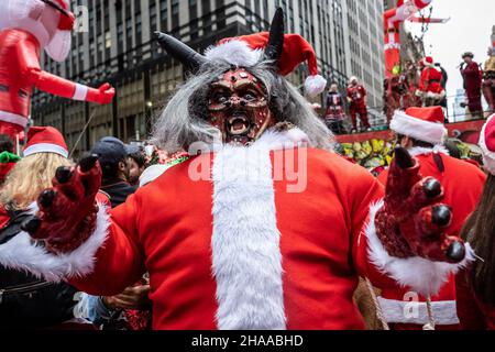 Santa Con NYC, USA. 11th Dez 2021. (Foto von Gabriele Holtermann/Sipa USA) Quelle: SIPA USA/Alamy Live News Stockfoto