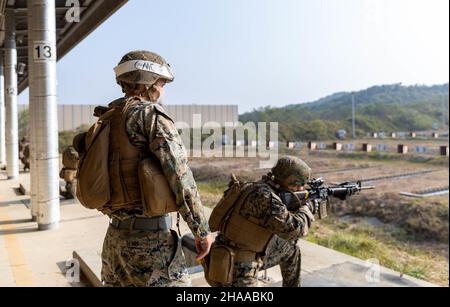 US-Marineinfanteristen mit 3D Marine Logistics Group nehmen an einem Live-Feuerbereich Teil, um ihre Kampfkünste im Rahmen des Koreanischen Marine-Übungsprogramms in Pohang, Südkorea, am 27. Oktober 2021 zu testen. KMEP ist eine bilaterale Trainingsübung, die die Interoperabilität erhöht und die kombinierten Fähigkeiten der Marines der Republik Korea und der Marines der USA stärkt. 3D MLG mit Sitz in Okinawa, Japan, ist eine nach vorne eingesetzte Kampfeinheit, die als umfassendes Logistik- und Kampfdienststützpunkt der III Marine Expeditionary Force für Operationen im gesamten Verantwortungsbereich des Indo-Pazifik-Raums dient. Stockfoto