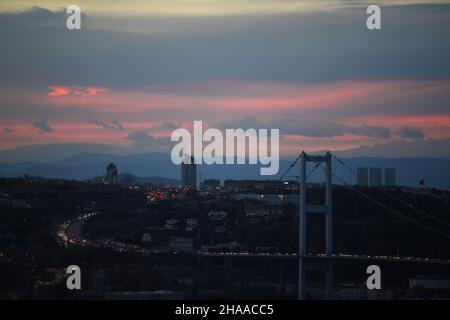 Istanbul. 11th Dez 2021. Das am 11. Dezember 2021 aufgenommene Foto zeigt die Bosporusstraße bei Sonnenaufgang in Istanbul, Türkei. Quelle: Shadati/Xinhua/Alamy Live News Stockfoto