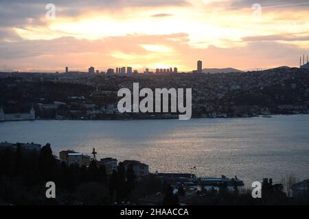 Istanbul. 11th Dez 2021. Das am 11. Dezember 2021 aufgenommene Foto zeigt die Landschaft der Bosporus-Straße in Istanbul, Türkei. Quelle: Shadati/Xinhua/Alamy Live News Stockfoto