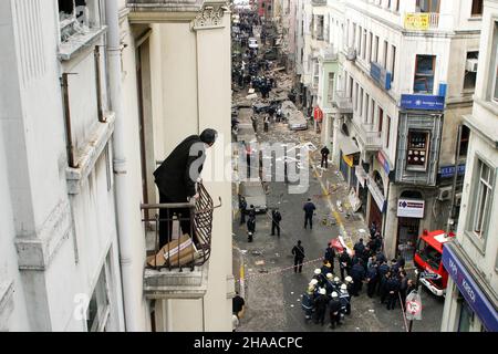 ISTANBUL, TÜRKEI - 15. NOVEMBER: Nach Terroranschlag und Bombenexplosion in Neve Shalom Synagogen am 15. November 2003 in Istanbul, Türkei. 27 Menschen in den Synagogen getötet. Stockfoto