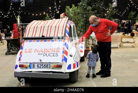 Beirut, Libanon. 11th Dez 2021. Besucher sehen sich am 11. Dezember 2021 in Beirut, Libanon, einen Oldtimer auf einer Ausstellung mit dem Titel „Flohmarkt“ an. Die fünftägige Ausstellung vom Mittwoch zeigt Gegenstände wie Möbel, Haushaltsgeräte, Gemälde, Kleidung, Accessoires, Unter anderem. Quelle: Liu Zongya/Xinhua/Alamy Live News Stockfoto