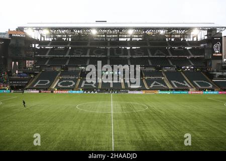 Portland, OR, USA. 11th Dez 2021. Die Sitze im Providence Park bedeuten „Portland“ und warten darauf, dass die Fans das Stadion besuchen, bevor ein Spiel zwischen dem New York City FC und den Portland Timbers beim MLS Cup 2021 im Providence Park in Portland, OR, ausgetragen wird. Sean Brown/CSM/Alamy Live News Stockfoto