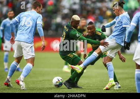 Portland, OR, USA. 11th Dez 2021. Der Holzvorkämpfer aus Portland, Dairon Asprilla (27), versucht die Verteidiger des New York City FC während eines Spiels zwischen dem New York City FC und Portland Timbers im MLS Cup 2021 im Providence Park in Portland, OR, zu vermeiden. Sean Brown/CSM/Alamy Live News Stockfoto