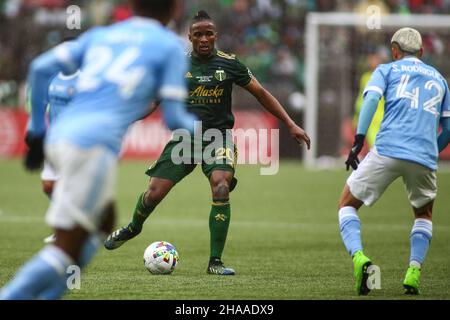 Portland, OR, USA. 11th Dez 2021. Der Portland Timbers Mittelfeldspieler George Fochive (20) scheint während eines Spiels zwischen dem New York City FC und Portland Timbers beim MLS Cup 2021 im Providence Park in Portland, OR, zu bestehen. Sean Brown/CSM/Alamy Live News Stockfoto