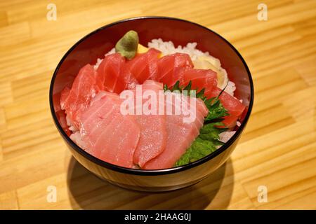 Das traditionelle japanische Gericht mit Lachs und Thunfisch-Donburi vom Omitho-Markt in Kanazawa. Stockfoto