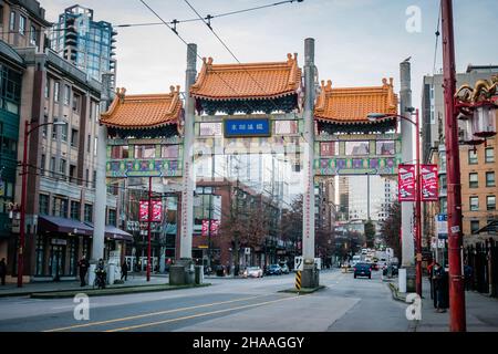 Vancouver Chinatown das Millennium Gate ist ein 3 reich verzierte, geflieste Bögen im traditionellen chinesischen Stil, die den Eingang zu Chinatown markieren. Stockfoto