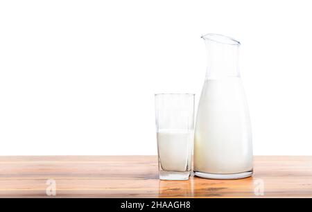 Frische Milch im Glas und Flasche auf Holztisch isoliert auf weißem Hintergrund Stockfoto