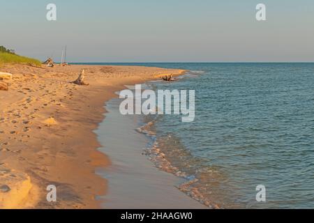 Ruhiger Abend auf den Great Lakes am Lake Michigan in der Nähe von Montague, Michigan Stockfoto