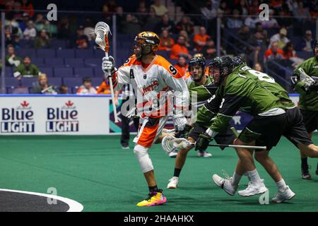 11. Dezember 2021: Buffalo Bandits Forward Dhane Smith (92) durchbricht die Verteidigung von Rochester Knighthawks in der zweiten Periode. Die Rochester Knighthawks veranstalteten die Buffalo Bandits in einem Spiel der National Lacrosse League in der Blue Cross Arena in Rochester, New York. (Jonathan Tenca/CSM) Stockfoto