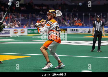 11. Dezember 2021: Buffalo Bandits Stürmer Chase Fraser (95) sieht im zweiten Quartal einen Pass gegen die Rochester Knighthawks vor. Die Rochester Knighthawks veranstalteten die Buffalo Bandits in einem Spiel der National Lacrosse League in der Blue Cross Arena in Rochester, New York. (Jonathan Tenca/CSM) Stockfoto