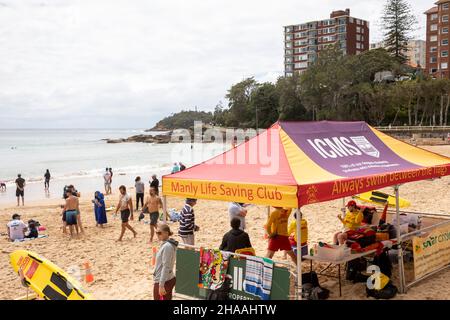 Manly Beach Sydney und Surf-Rettungshelfer unter ihrem Schattenzelt, Sydney, Australien Stockfoto