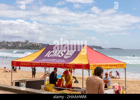 Manly Beach Sydney und Surf-Rettungshelfer unter ihrem Schattenzelt, Sydney, Australien Stockfoto