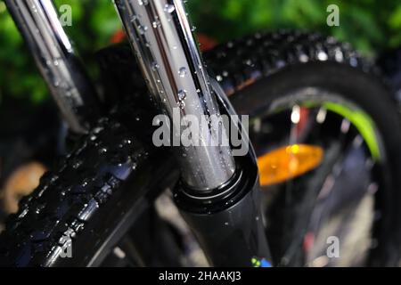 Fahrrad nach dem Waschen mit Spry-Maschine. Hochwertige Fotos Stockfoto