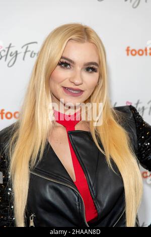 Hollywood, USA. 11th Dez 2021. Liza Jane besucht Christy's Foundation präsentiert am 11. Dezember 2021 Weihnachtsgeschenke in der Topanga Mall, Los Angeles, CA Quelle: Eugene Powers/Alamy Live News Stockfoto