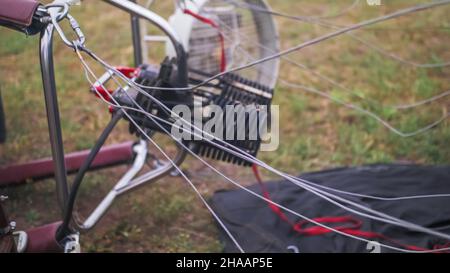 Abenteuer auf Hot Air Balloon Wassermelone. Brenner Regie Flamme in Umschlag und kalte Luft durch den Ventilator Gebläse. Heißluftballon oder Aerostat. Stockfoto