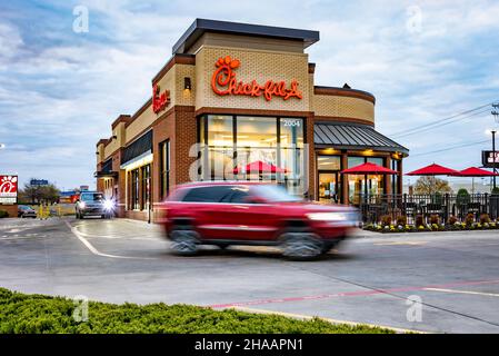 Frühmorgens Drive-Thru-Verkehr in Chick-fil-A in Muskogee, Oklahoma. (USA) Stockfoto