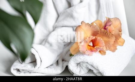 Spa-Komposition mit Badaccessoires und thailändischen Orchideenblüten. Stockfoto