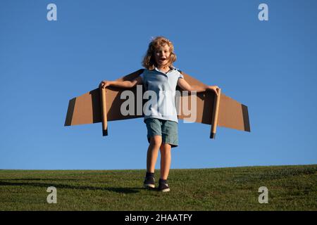 Kleiner Junge Pilot gegen einen blauen Himmel. Kinderphantasie träumen davon, Pilot zu sein. Kreatives und innovatives Konzept. Success Kids und Leader Konzept. Stockfoto