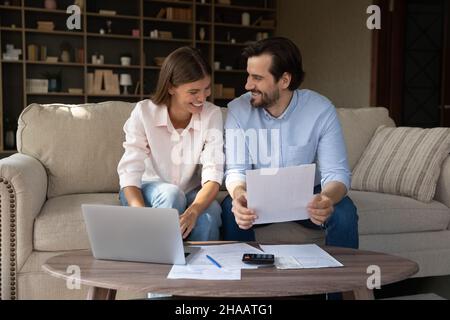 Glückliches Paar Mieter, Hausbesitzer, die Hausarbeit machen Stockfoto