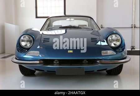 Modena, Italien, 1. April 2019, ein blaues 246 GT Dino, das im Enzo Ferrari Museum ausgestellt ist Stockfoto