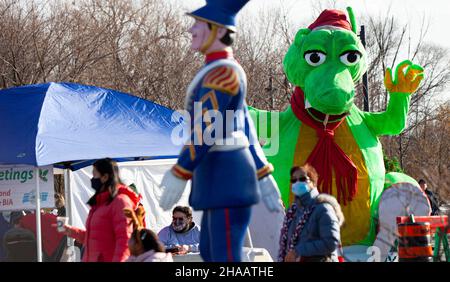 Toronto, Kanada. 11th Dez 2021. Am 11. Dezember 2021 nehmen Menschen an der Elbicoke Lakeshore Santa Claus Parade 2021 in Toronto, Kanada, Teil. Als eine der größten Gemeindeparaden in Ontario startete dieses jährliche Ereignis hier am Samstag. Quelle: Zou Zheng/Xinhua/Alamy Live News Stockfoto