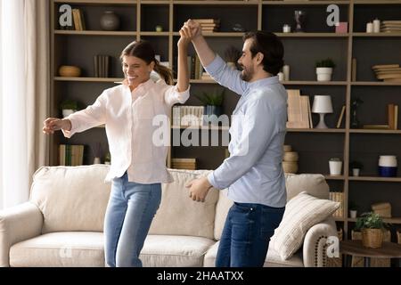 Freudig aktives junges Paar, das den Hauskauf feiert Stockfoto