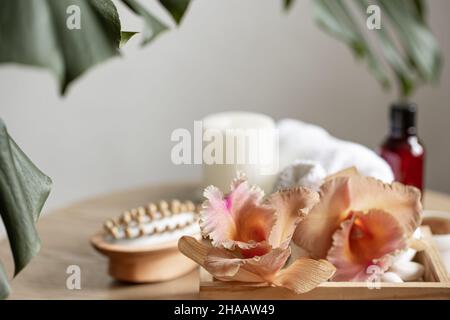 Spa-Komposition mit thailändischen Orchideenblüten und Badaccessoires. Stockfoto