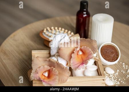 Spa-Komposition mit thailändischen Orchideenblüten und Badaccessoires. Stockfoto