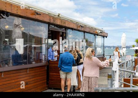 Hugos Pizza Restaurant Manly, Dame Frau verwendet Telefon, um mit QR-Code einchecken, Covid 19 Pandemie, Sydney, Australien Stockfoto