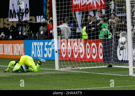 Portland, USA. 11th Dez 2021. Torhüter Steve Clark verpasst den letzten Kick der Schießerei, da der New York City Football Club die Portland Timbers 4-2 bei einem Elfmeterschießen besiegte, nachdem er in Regelzeit und Überstunden für den Major League Soccer Championship Cup in Portland zu einem Gleichstand von 1-1 gespielt hatte, Oregon am 11. Dezember 2021. (Foto von John Rudoff/Sipa USA) Quelle: SIPA USA/Alamy Live News Stockfoto