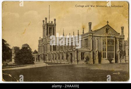 Postkarte mit einer historischen Szene des Cheltenham College and war Memorial, England, um 1910 Stockfoto