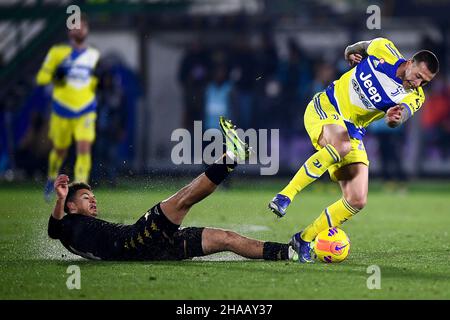 Venedig, Italien. 11. Dezember 2021. Federico Bernardeschi vom FC Juventus wird während des Fußballspiels Serie A zwischen dem FC Venezia und dem FC Juventus von Ethan Ampadu vom FC Venezia angegangen. Kredit: Nicolò Campo/Alamy Live Nachrichten Stockfoto