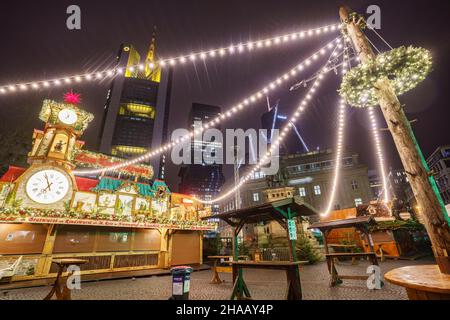 12. Dezember 2021, Hessen, Frankfurt/Main: Noch am frühen Morgen ist das Gebiet des Frankfurter Weihnachtsmarktes verlassen, das nur nach der Regel von 2G betreten werden darf. Foto: Frank Rumpenhorst/dpa/Frank Rumpenhorst/dpa Stockfoto